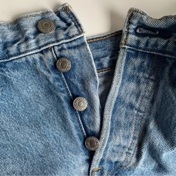 Levi's 501 Women's Size 26 Park Life Grommets Light Wash Jean Shorts - Picture 8 of 14